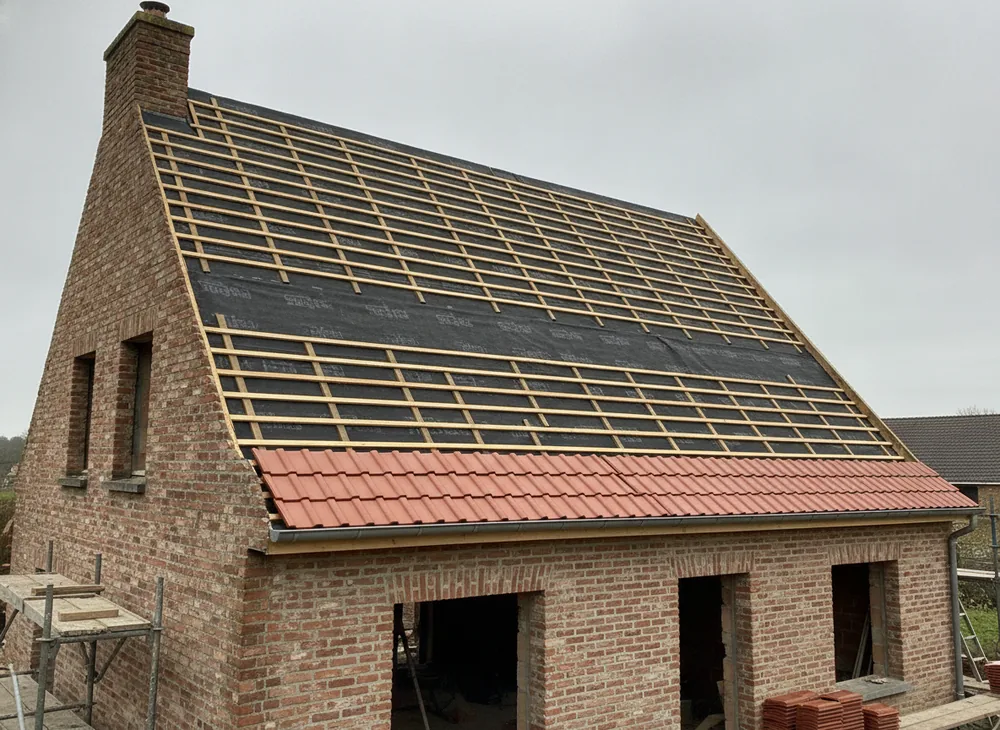Pose d’une couverture neuve en tuiles plates sur une maison à Laon