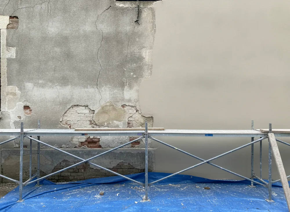 Façade de maison en cours de ravalement à Laon, enduit ancien et enduit neuf